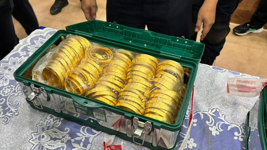 Barang bukti ditampilkan saat konvensi pers penindakan ekspor 190 kilogram emas dan perhiasan, Selasa (28/4/2026). (CNBC Indonesia/Zahwa Madjid)