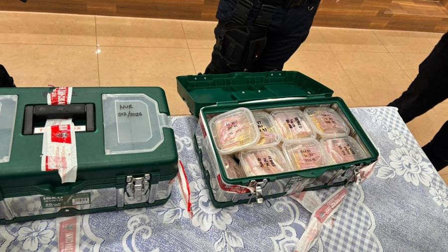 Barang bukti ditampilkan saat konvensi pers penindakan ekspor 190 kilogram emas dan perhiasan, Selasa (28/4/2026). (CNBC Indonesia/Zahwa Madjid)