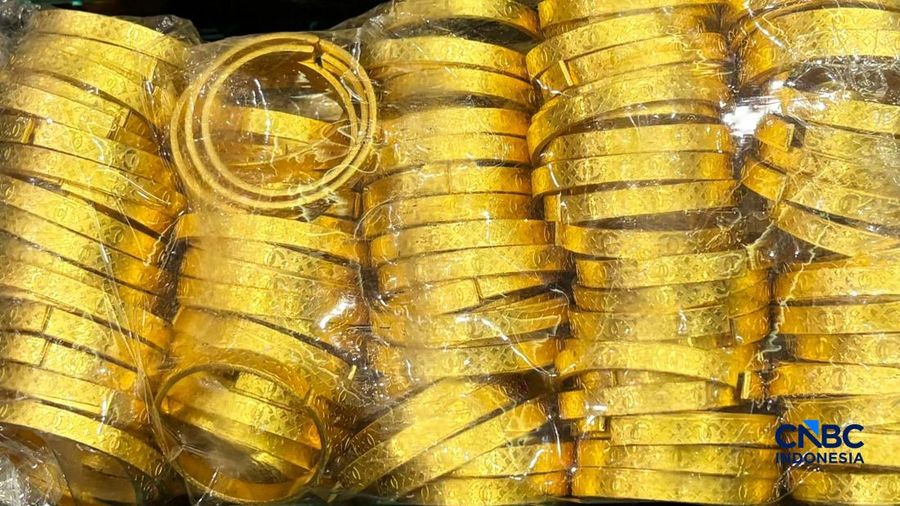 Barang bukti ditampilkan saat konvensi pers penindakan ekspor 190 kilogram emas dan perhiasan, Selasa (28/4/2026). (CNBC Indonesia/Zahwa Madjid)