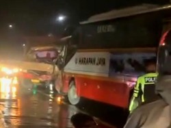 Lewati Marka, Bus Harapan Jaya Hantam Truk Gandeng di Tulungagung