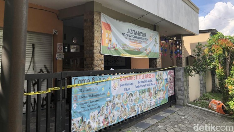 Coretan memenuhi bangunan penitipan anak &lpar;daycare&rpar; Little Aresha Jogja&comma; Selasa &lpar;28&sol;4&rpar; pagi&period;