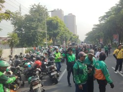 Massa Ojol Mulai Padati Bundaran Waru-Jalan A Yani Surabaya