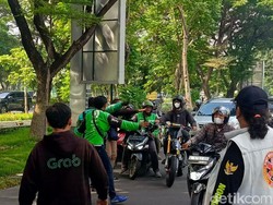 Cerita Ojol di Surabaya Nyamar demi Tetap Narik Saat Demo
