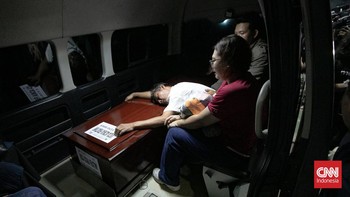 FOTO: Duka Mendalam Penyerahan Jenazah Korban Kecelakaan Kereta