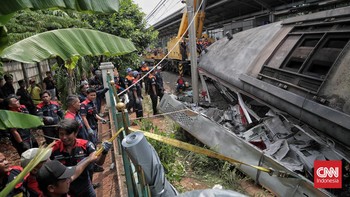 FOTO: Evakuasi Gerbong KRL Usai Tabrakan di Stasiun Bekasi Timur