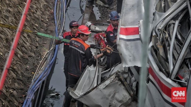 Kecelakaan maut di Stasiun Bekasi Timur melibatkan KRL dan KA Argo Bromo Anggrek, menewaskan 14 orang, termasuk seorang guru SDN Pulogebang 11, Jakarta Timur.