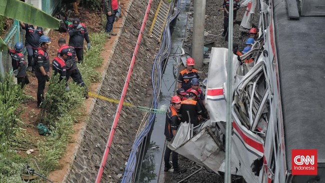 Warga di sekitar Stasiun Bekasi Timur membeberkan detik-detik tabrakan yang melibatkan Kereta Api Jarak Jauh Argo Bromo dengan KRL, pada Senin (27/4) malam.