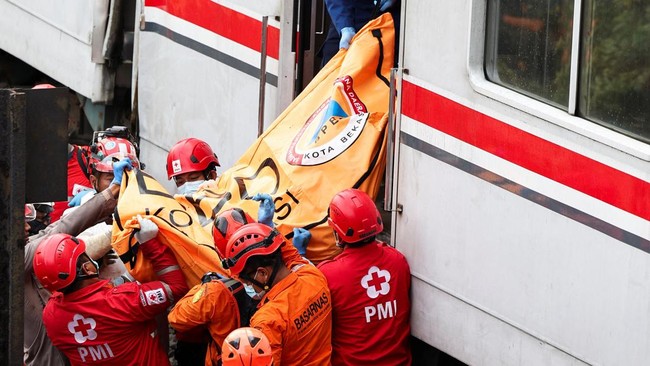 Kronologi kecelakaan maut kereta di Stasiun Bekasi Timur tak terlepas dari rangkaian kejadian taksi Green SM Indonesia yang tertabrak KRL di perlintasan rel.