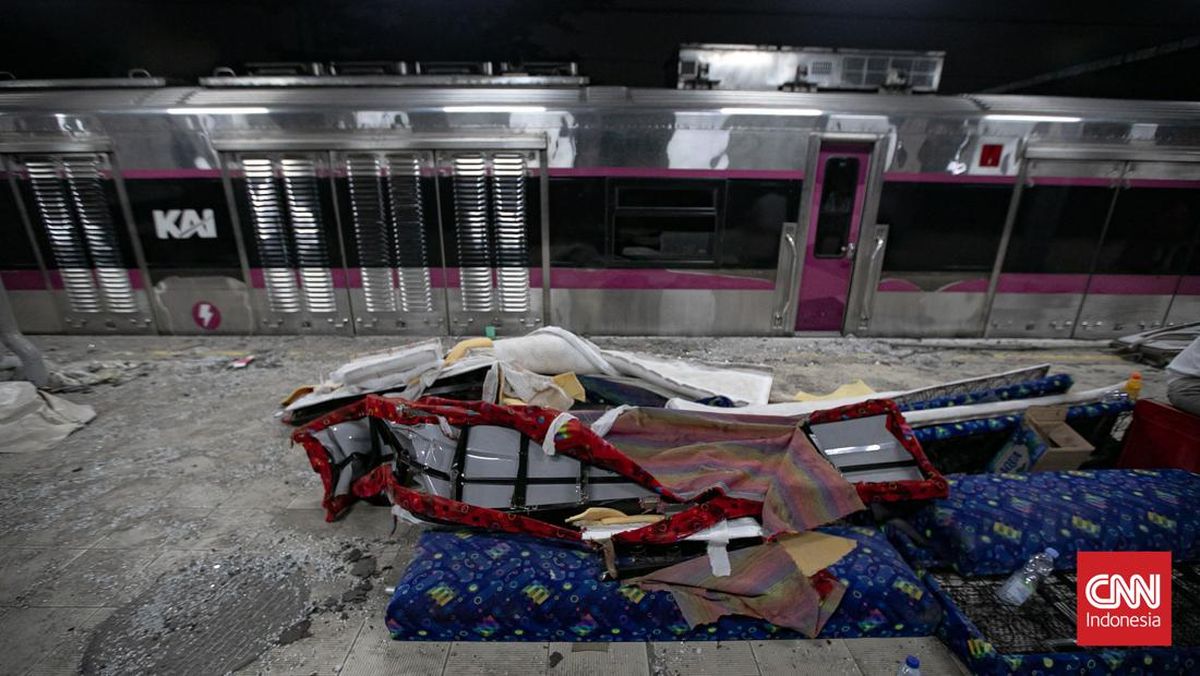 FOTO: Stasiun Bekasi Timur Ditutup Sementara Imbas Tabrakan Kereta