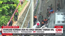 VIDEO: Evakuasi Korban Usai KA Argo Bromo Anggrek Tabrak KRL