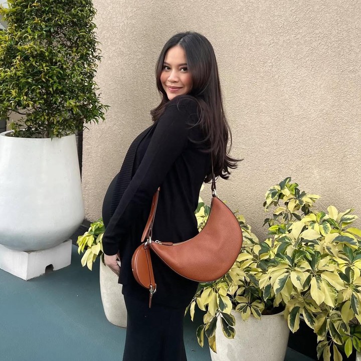 <p>Potret terbaru Hanggini yang pamer <em>baby bump</em> ini banyak menuai pujian dari netizen. Beberapa di antaranya memuji paras cantik Hanggini di kehamilan pertamanya. "Bumilll cantikkkk," tulis akun @im***. "Masyaallah cantikk bangett bumill," kata @ta***. "Cantik banget bumil," ungkap @be***. (Foto: Instagram @hanggini)</p>