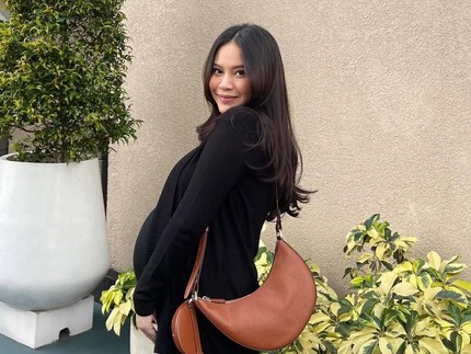 Potret Hanggini Pamer Baby Bump Kehamilan Pertama, Dipuji Makin Cantik!