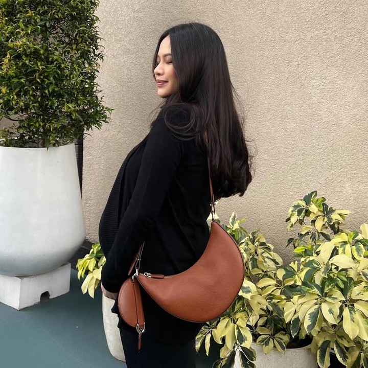 <p>Baru-baru ini, Hanggini kembali membagikan potret baby bump kehamilannya yang sudah terlihat besar di Instagram. Dalam potret ini, Hanggini tampil cantik mengenakan setelan baju berwarna hitam dengan tas berbahan leather warna cokelat. "Hari yang manis dan hangat dengan sedikit cinta yang tumbuh di dalam diriku," tulisnya di caption postingan. (Foto: Instagram @hanggini)</p>