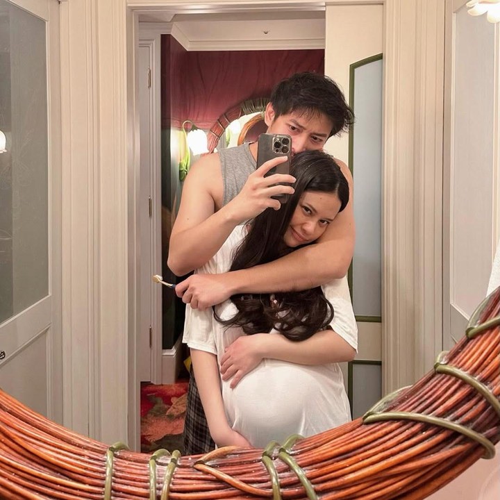 <p>Setelah mengumumkan kehamilannya pada Januari lalu, Hanggini membagikan potret <em>babymoon</em>-nya bersama sang suami di Jepang. Hanggini memutuskan untuk <em>babymoon</em> agar bisa menghabiskan waktu berdua bersama suami sebelum anak pertamanya lahir. (Foto: Instagram @hanggini)</p>