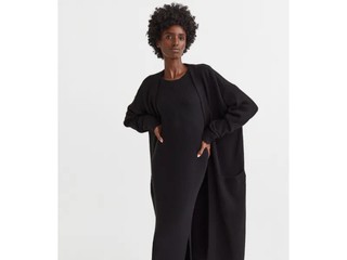 Cardigan Panjang H&M Ini Bikin Outfit Simpel Jadi Lebih Elegan