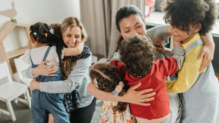 Daycare harus punya lisensi dan akan lebih baik jika punya akreditasi. Kedua hal ini akan memvalidasi standar yang mereka tetapkan sesuai aturan.