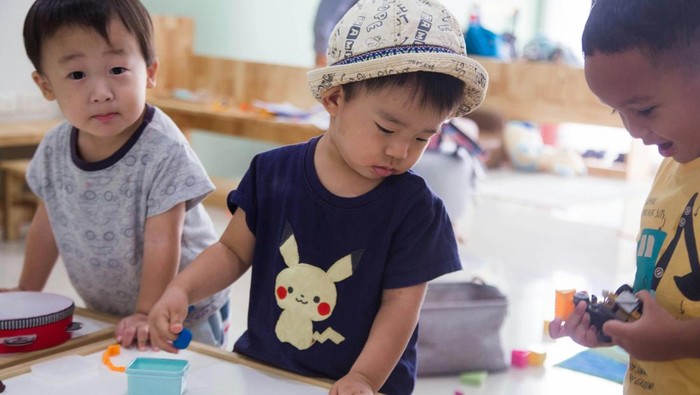 Daycare harus punya kebijakan yang jelas dan konsisten. Cek aturan-aturan seperti bagaimana daycare menangani anak yang sakit, keadaan darurat, fleksibilitas waktu antar-jemput, dan sebagainya.