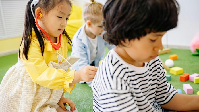 Perhatikan kurikulum atau aktivitas daycare. Lingkungan harus positif dan mendorong perkembangan anak.