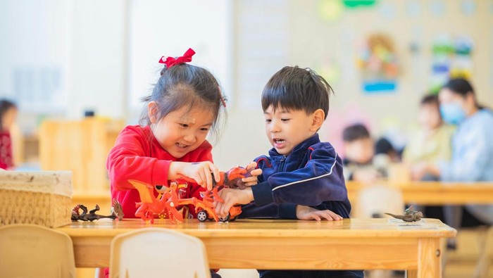 Kebersihan dan keamanan daycare harus terjamin. Staf yang menjaga kebersihan hingga perlengkapan dan mainan yang bersih.