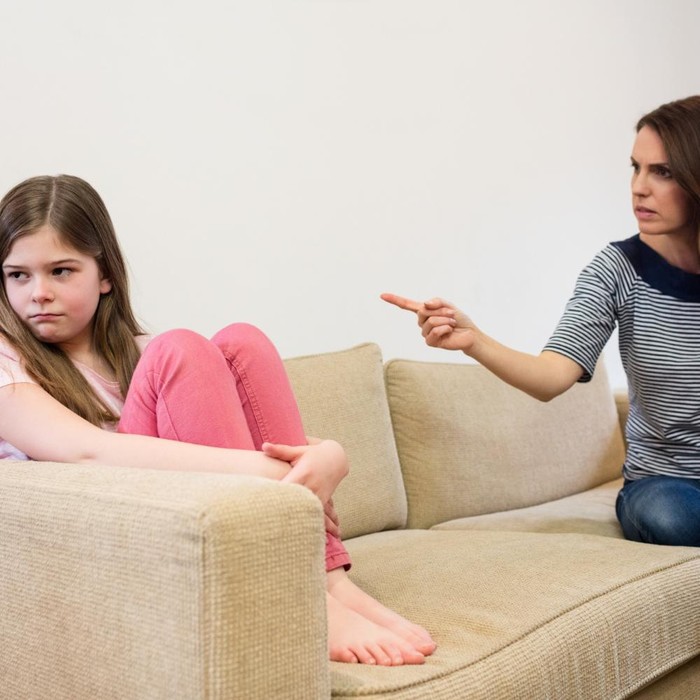 Setiap anak pasti membuat kesalahan, karena itu termasuk dari cara mereka belajar. Namun, saat kesalahan itu terus-menerus dikoreksi atau dikritik dengan keras, anak-anak justru akan melihatnya sebagai bukti bahwa mereka tidak pernah menjadi sosok yang cukup baik.