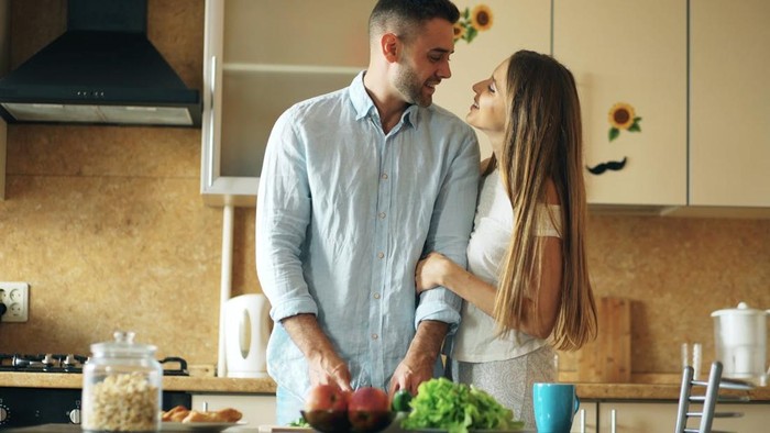 Cancer dan Taurus memiliki kecocokan emosional yang tinggi. Pasangan ini sama-sama menghargai rumah dan keluarga.