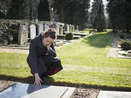Kisah Cucu Perempuan Tak Mau Tinggalkan Makam Kakek-Nenek, Alasannya Bikin Haru
