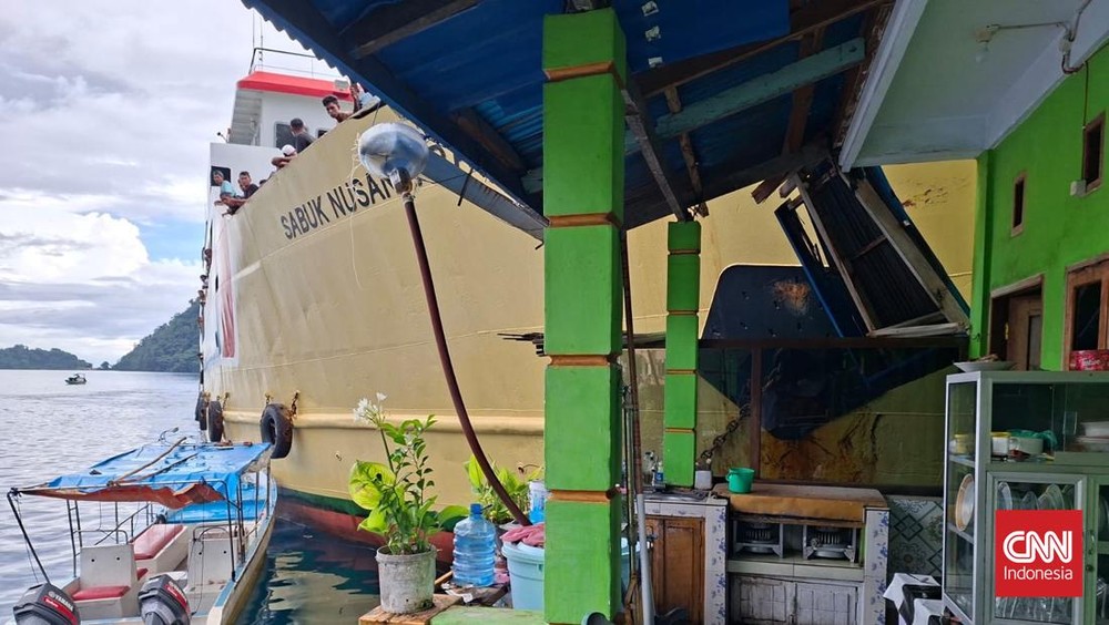 HOROR! Kapal Raksasa Hantam Rumah Warga di Banda Neira!