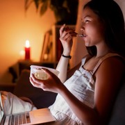 Lakukan 3 Hal Ini di Malam Hari untuk Bantu Turunkan Berat Badan