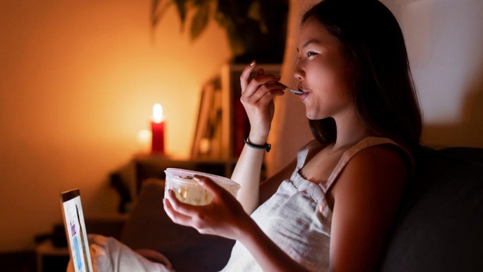 Lakukan 3 Hal Ini di Malam Hari untuk Bantu Turunkan Berat Badan