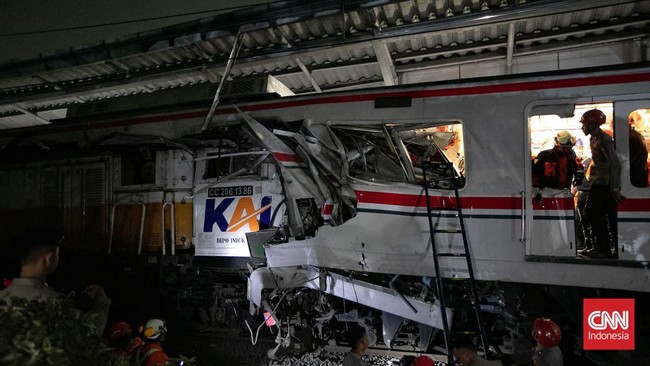 Korban meninggal insiden kecelakaan antara kereta api (KA) jarak jauh dengan KRL di Stasiun Bekasi Timur bertambah menjadi lima orang.