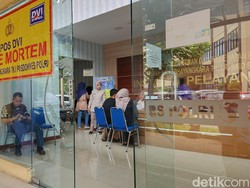 Keluarga Korban Kecelakaan Kereta di Bekasi Mulai Berdatangan ke RS Polri