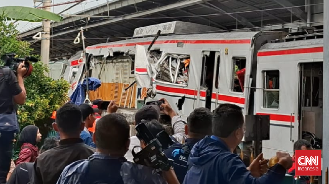 Kecelakaan kereta Argo Bromo dan KRL di Bekasi Timur menewaskan 7 orang. Dalam kecelakaan ini, lokomotif Argo Bromo menembus gerbong KRL Coomuter Line.