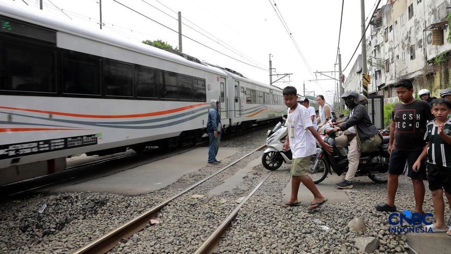 Kereta Krl melintas disamping taksi Green SM nan tertabrak KRL di perlintasan kereta Jalan Ampera, Bekasi, Selasa (28/4/2026). (CNBC Indonesia/Muhammad Sabki)