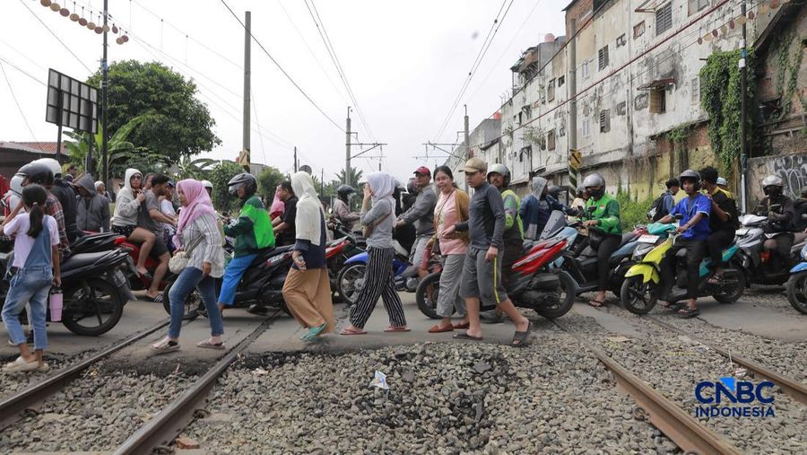Kereta Krl melintas disamping taksi Green SM nan tertabrak KRL di perlintasan kereta Jalan Ampera, Bekasi, Selasa (28/4/2026). (CNBC Indonesia/Muhammad Sabki)