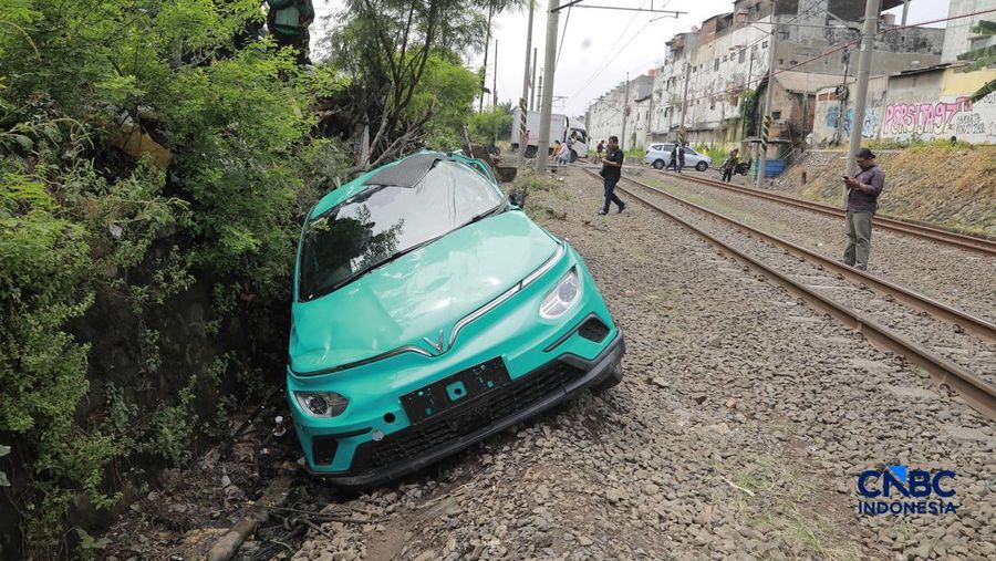 Kereta Krl melintas disamping taksi Green SM nan tertabrak KRL di perlintasan kereta Jalan Ampera, Bekasi, Selasa (28/4/2026). (CNBC Indonesia/Muhammad Sabki)