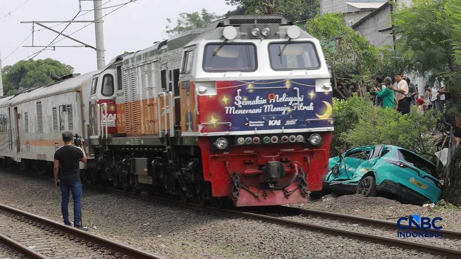 Kereta Krl melintas disamping taksi Green SM nan tertabrak KRL di perlintasan kereta Jalan Ampera, Bekasi, Selasa (28/4/2026). (CNBC Indonesia/Muhammad Sabki)