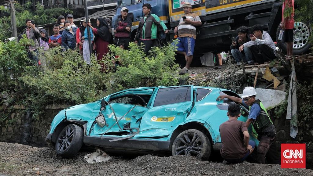 Polisi Dalami Soal Medan Magnet di Kecelakaan Taksi Listrik dan Kereta