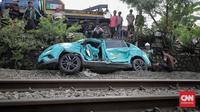 Dudy menegaskan tidak segan menindak perusahaan taksi Green SM jika ada pelanggaran serius terkait kecelakaan kereta di Stasiun Bekasi Timur pada Senin (27/4).