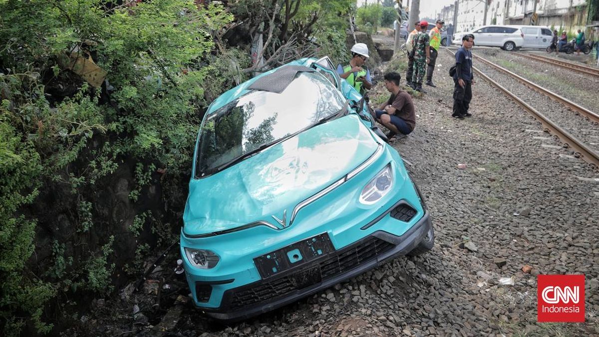 Polisi: Taksi Listrik Green SM Korsleting Sebelum Kecelakaan Kereta