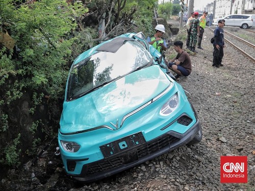 Kondisi taksi online yang terlibat kecelakaan dengan KRL Commuterline di Bekasi Timur, Jawa Barat. Selasa 28 April 2026. (CNN Indonesia/Adhi Wicaksono)