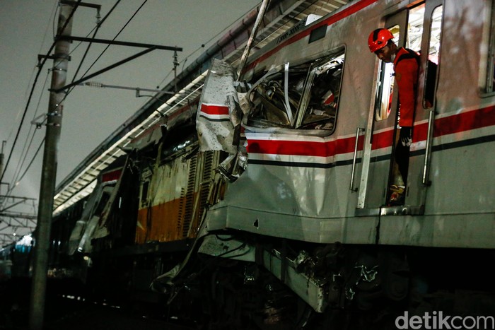 Petugas mengecek kondisi dua kereta yang tabrakan di Stasiun Bekasi Timur, Bekasi, Selasa (28/4/2026) dini hari.