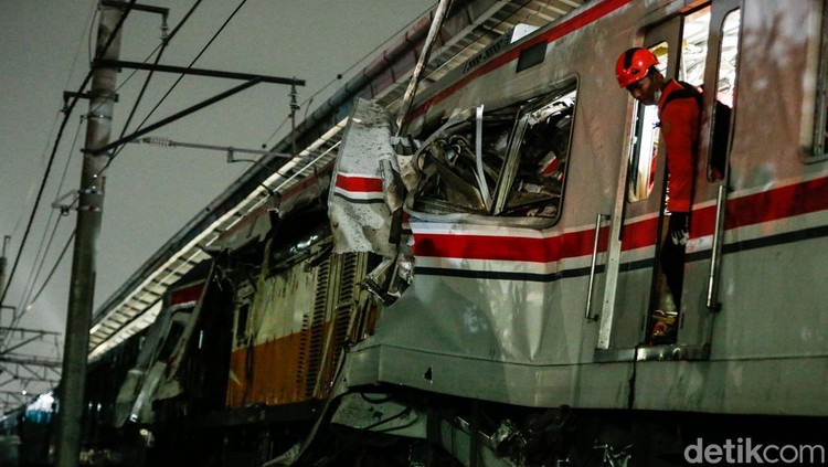 Petugas mengecek kondisi dua kereta yang tabrakan di Stasiun Bekasi Timur&comma; Bekasi&comma; Selasa &lpar;28&sol;4&sol;2026&rpar; dini hari&period;
