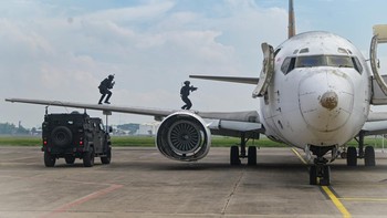FOTO: Kopaska Asah Taring, Simulasi Antiteror Berlangsung Tegang