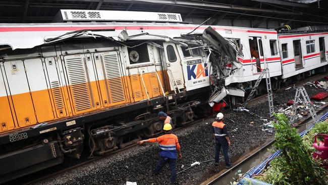 Proses evakuasi korban kecelakaan kereta di Stasiun Bekasi Timur, dinyatakan selesai. Sementara ini, jumlah korban tewas, tetap 14 orang.