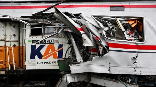 Umroh Suleha, penumpang selamat kecelakaan kereta di Bekasi, melompat untuk menyelamatkan diri.