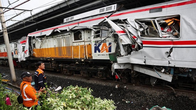 Kecelakaan Kereta Api Argo Bromo Anggrek di Stasiun Bekasi Timur terjadi saat melintas 110 km/jam, akibat korsleting listrik. 15 tewas, 88 luka.