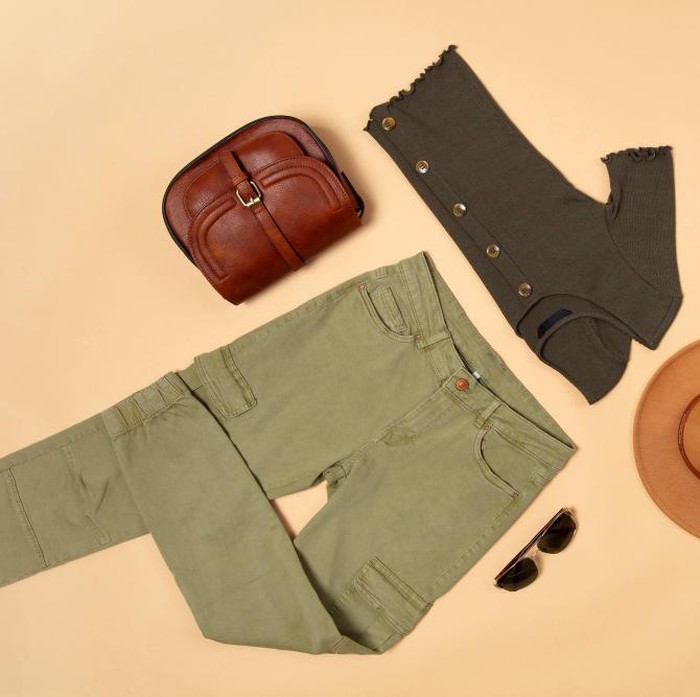Maksimalkan mix and match sebagai cara cerdas untuk menciptakan berbagai tampilan dari pakaian yang sudah dimiliki, tanpa harus sering membeli yang baru. Dengan kreativitas dalam memadukan outfit, kamu tetap bisa tampil stylish sekaligus menjaga pengeluaran tetap terkendali.