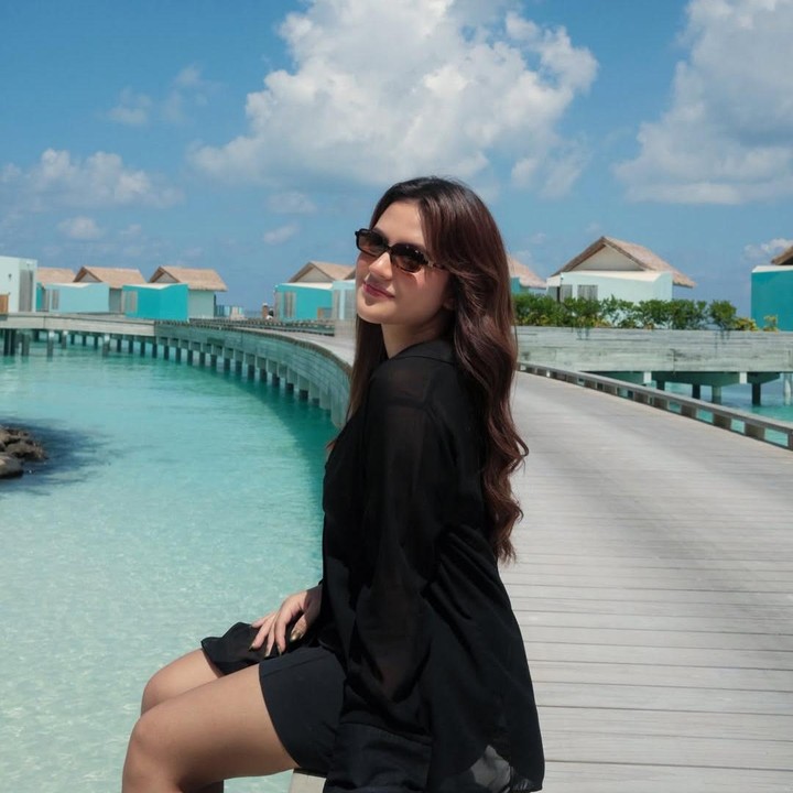 <p>Alih-alih menikmati pemandangan, tak sedikit netizen justru salah fokus dengan pesona Marsha yang begitu memikat. &ldquo;Cantik bgt idola aku dari kecil,&rdquo; tulis akun <em>@anggit****.</em> &ldquo;dari zaman dulu mengikuti Marsha Harun sampai sekarang nggak pernah berubah sedikitpun cantiknya selalu natural emang the best lah marsha harunnn,&rdquo; tulis akun <em>@herni****.&nbsp;</em>(Foto: Instagram @aruanmarsha)</p>