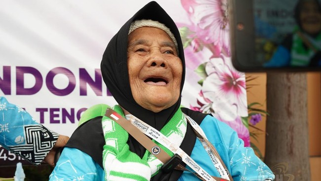Mbah Sarmi, jemaah tertua asal Madiun Jatim berusia hampir satu abad, tetap bugar dan aktif saat berangkat haji 2026.