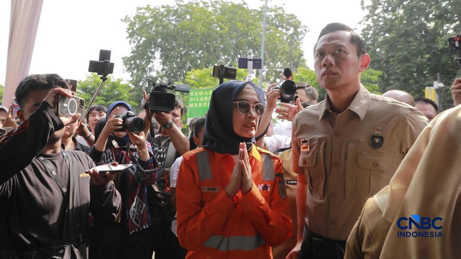 Menteri Koordinator Bidang Infrastruktur dan Pembangunan Kewilayahan, Agus Harimurti Yudhono (AHY) tiba di RSUD Bekasi untuk memandang korban kecelakaan kereta Api, Bekasi, Jawa Barat, Selasa (28/4/2026). (CNBC Indonesia/Muhammad Sabki)